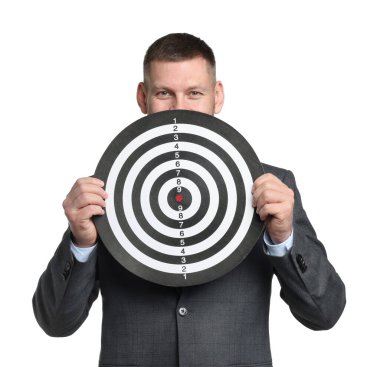 Hedef alınıyor. Beyaz arka planda dart tahtası olan adam