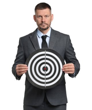 Hedef alınıyor. Beyaz arka planda dart tahtası olan adam