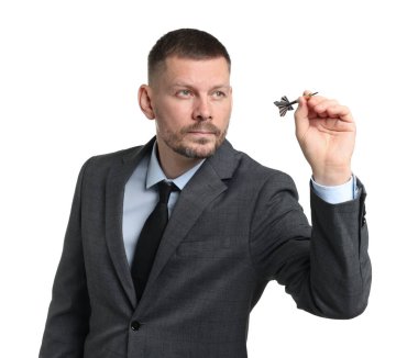 Hedef alınıyor. Beyaz arkaplanı hedefleyen dartlı bir adam.