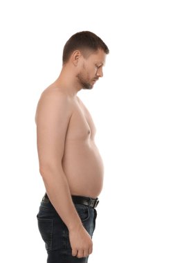 Beyaz arka planda göbekli bir adam, yan görünüm