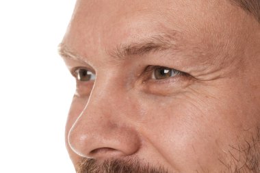 Beyaz arkaplanda yakışıklı bir adam, yakın plan görünümü