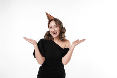 Doğum günü kutlaması. Parti konisi ve beyaz arka planda konfeti olan bir kadın.