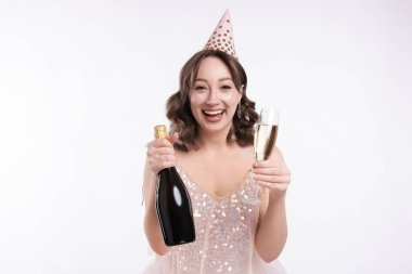 Doğum günü kutlaması. Beyaz arka planda köpüklü şarabı olan kadın.