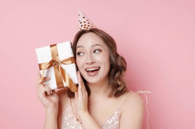 Doğum günü kutlaması. Pembe arka planda yeteneği olan kadın.