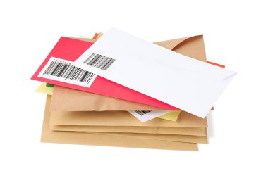 Beyaz zemin üzerinde farklı kağıt zarflar yığını. Postane