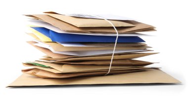 Beyaz üzerine izole edilmiş farklı kağıt zarflar yığını. Postane