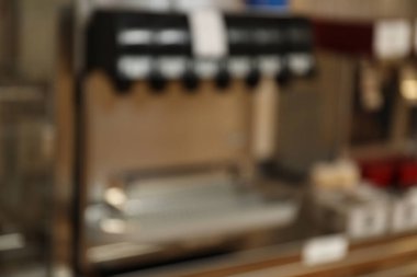 Okul kantinindeki yemek sırasının bulanık görüntüsü