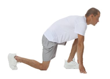 Beyaz arkaplanda başlangıç konumunda çalışan