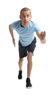 Beyaz arka planda koşan spor kıyafetli bir adam.