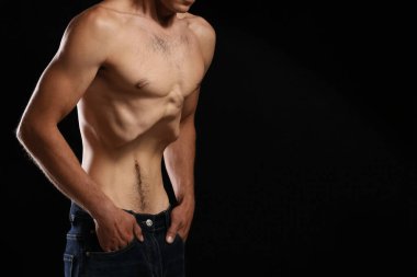 Siyah arka planda anoreksiden muzdarip bir adam, yakın plan. Metin için boşluk