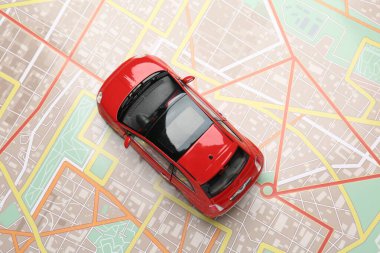 Yolculuk konsepti. Şehir haritasında araba modeli, üst görünüm