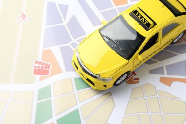 Yolculuk konsepti. Şehir haritasında araba modeli