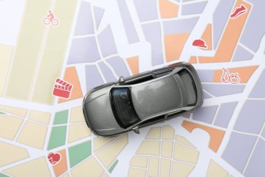 Yolculuk konsepti. Şehir haritasında araba modeli, üst görünüm