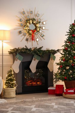 Noel için dekore edilmiş rahat bir oda. Şenlikli iç tasarım