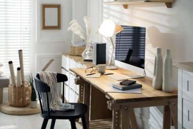 Ofisinde bilgisayar olan rahat bir iş yeri.