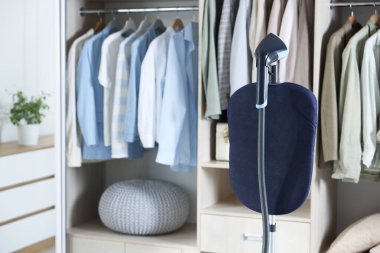 Dolabın yanında duran modern, dik vapur.