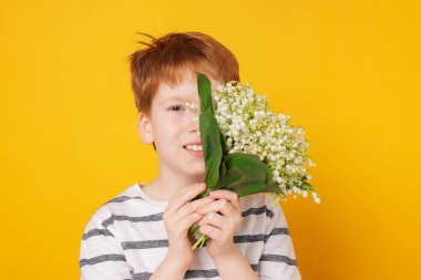 Sarı arka planda bir buket güzel çiçekli çocuk.