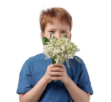 Beyaz arka planda vadideki güzel çiçekleri olan bir çocuk.
