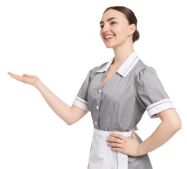 Beyaz arka planda mutlu oda hizmetçisinin portresi