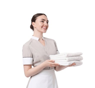 Beyaz arka planda temiz havlu yığını olan oda hizmetçisi.