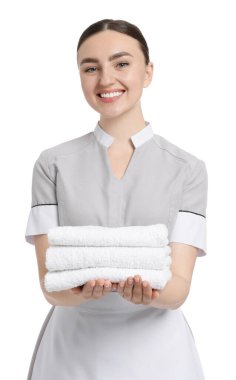 Beyaz arka planda temiz havlu yığını olan oda hizmetçisi.