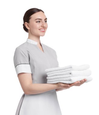 Beyaz arka planda temiz havlu yığını olan oda hizmetçisi.