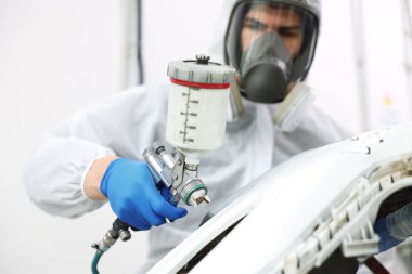 Kaportacıda çalışan bir işçi, seçici odaklı.