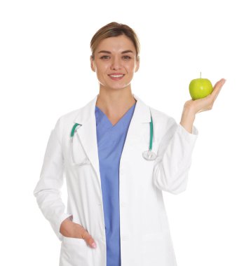 Beyaz arka planda yeşil elmalı ve steteskoplu beslenme uzmanı.