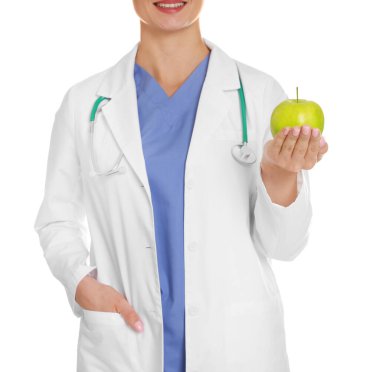 Beyaz arka planda yeşil elmalı ve steteskoplu beslenme uzmanı, yakın plan.