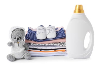 Kumaş yumuşatıcı, ayakkabı, bebek giysisi ve beyaz tenli bir oyuncak.