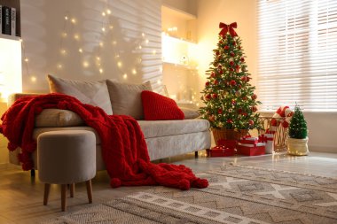 Güzel Noel ağacı ve odadaki diğer dekorlar. Şenlikli iç tasarım