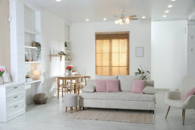 Odada yastıkları olan rahat bir kanepe. İç tasarım