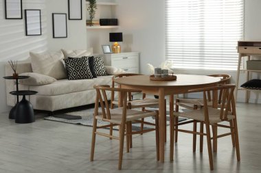 Masa, sandalyeler ve rahat bir kanepe. İç tasarım