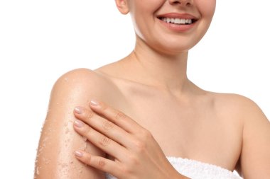 Gülümseyen kadın koluna beyaz arka plan ile masaj yapıyor.