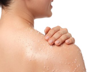 Omuzlarına beyaz arka plan ve arka plan üzerine vücut masajı yapan kadın.