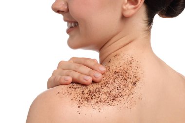 Gülümseyen kadın, beyaz arka planda omzunu ovalıyor.