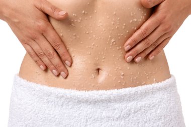 Göbeğini beyaz arka plana sürten kadın, yakın plan.