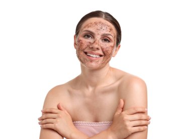 Yüzü beyaz arka plana sürtünmüş gülümseyen bir kadın.