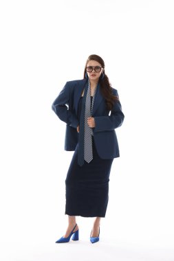 Beyaz arka planda şık giyinmiş genç bir kadın.