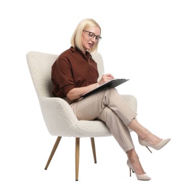 Beyaz arka planda koltukta panosu olan profesyonel bir psikolog.