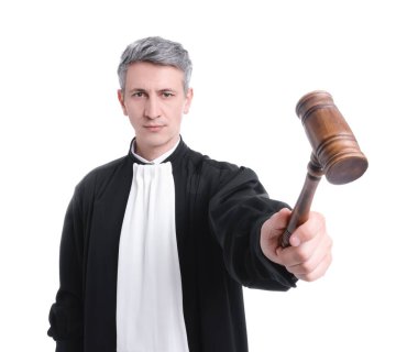 Beyaz arka planda mahkeme elbisesi giymiş çekiçli yargıç