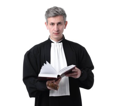 Beyaz arkaplan üzerine kitap ve çekiçle yargıç