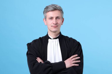 Açık mavi arkaplanda hakimin portresi