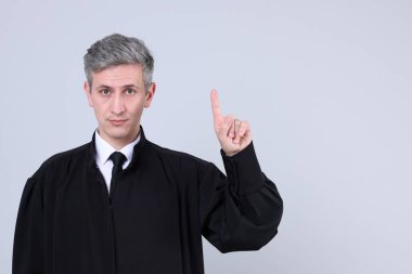 Yargıç gri arkaplanı işaret ediyor. Metin için boşluk