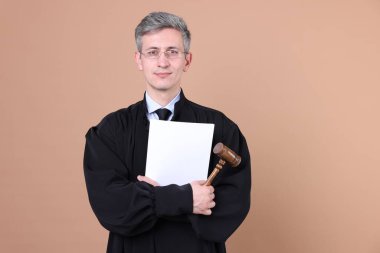 Bej arkaplan üzerine çekiç ve belge ile hakim