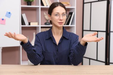 Çevrimiçi hoparlör kapalı masada webinar, web kamerasından görüntü