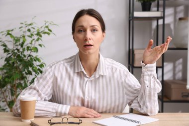 Çevrimiçi hoparlör kapalı masada webinar, web kamerasından görüntü