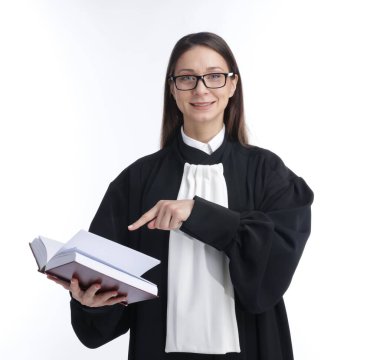 Beyaz arka plandaki kitaba işaret eden gözlüklü yargıç