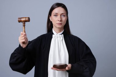 Gri arkaplanda tokmak ve ses engeli olan yargıç