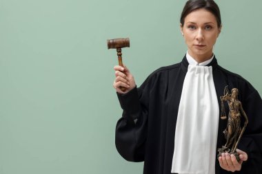 Açık yeşil arka planda Adalet Ana figürü ve tokmakla yargılamak, metin için boşluk